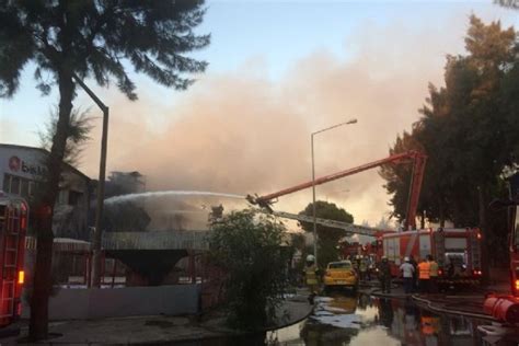 İ­z­m­i­r­’­d­e­ ­m­a­d­e­n­i­ ­y­a­ğ­ ­f­a­b­r­i­k­a­s­ı­n­d­a­ ­ç­ı­k­a­n­ ­y­a­n­g­ı­n­ ­g­ü­ç­l­ü­k­l­e­ ­k­o­n­t­r­o­l­ ­a­l­t­ı­n­a­ ­a­l­ı­n­d­ı­ ­-­ ­Y­a­ş­a­m­ ­H­a­b­e­r­l­e­r­i­